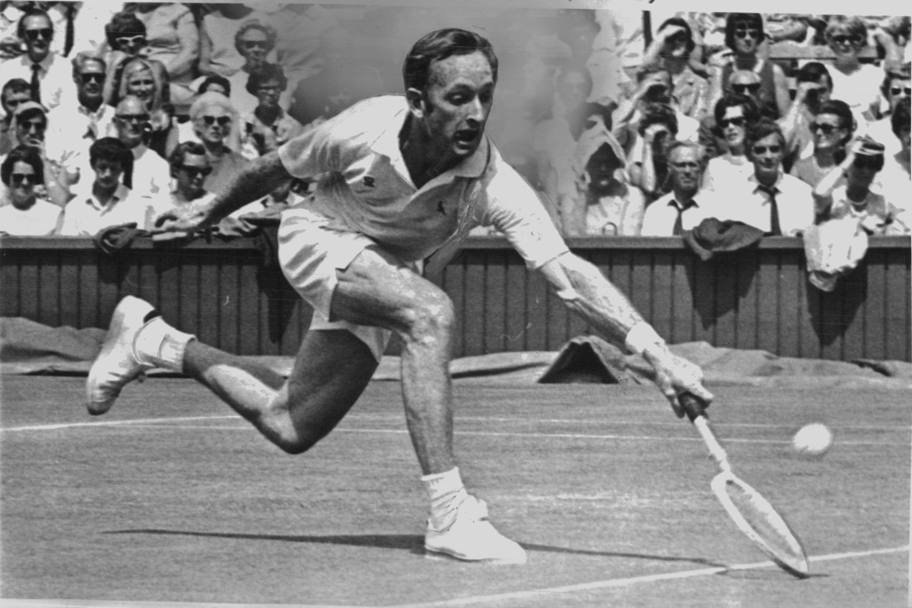 Wimbledon 27-6-1969. Laver impegnato nella partita contro il danese Jan Leschly che fu batuto per 6-3, 6-3, 6-3. (Ap)